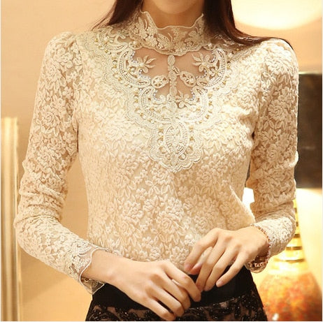 Skovae | Stilfuld Broderet Damebluse