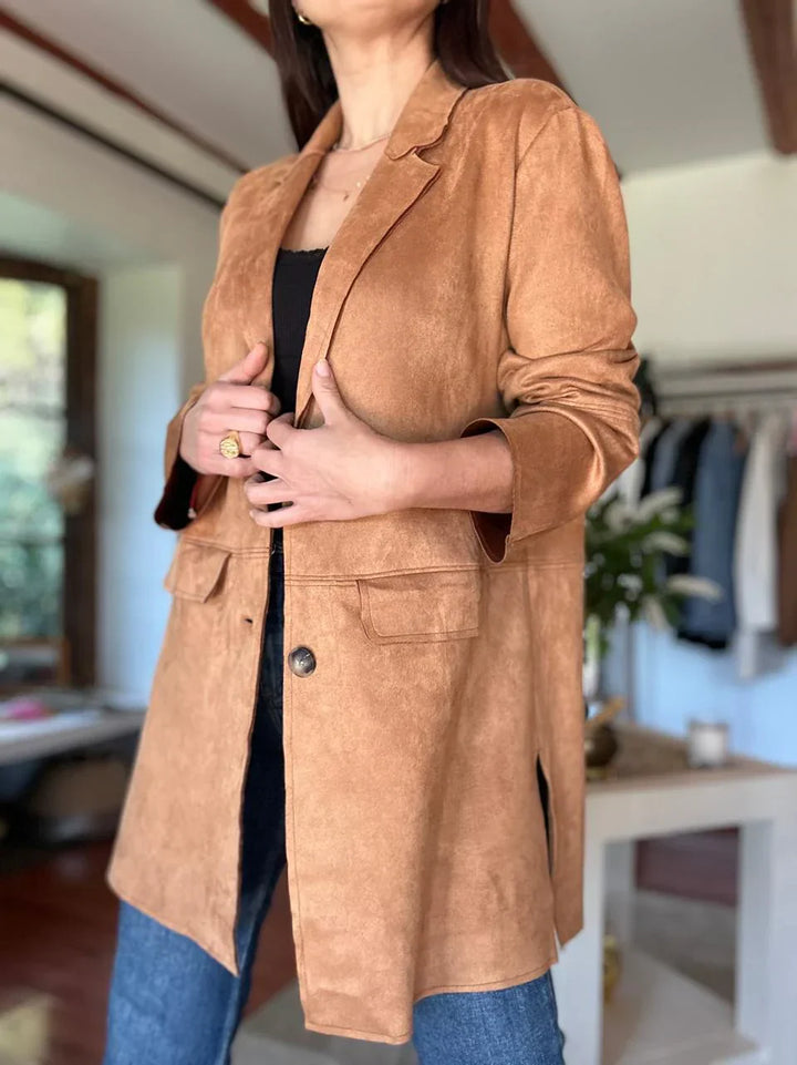 Skovae | Suede Blazer til kvinder - Taljeret kamelfarvet jakke med knapper og lommer