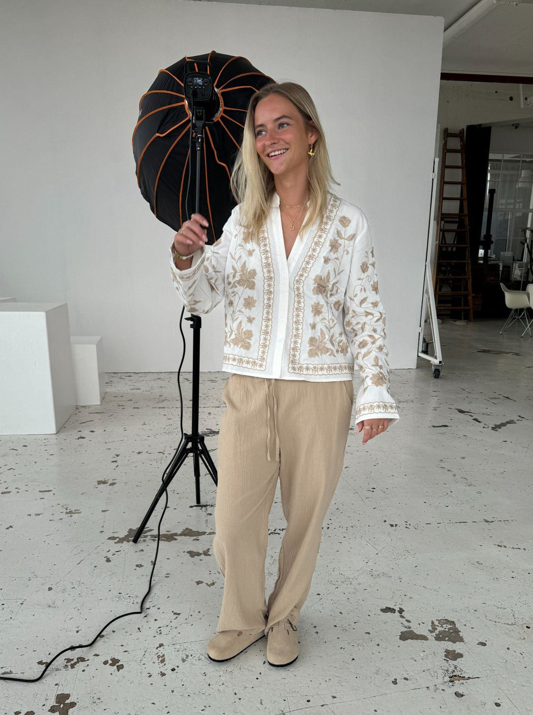 Stilla | Beige Hørbukser med Elegant Fald