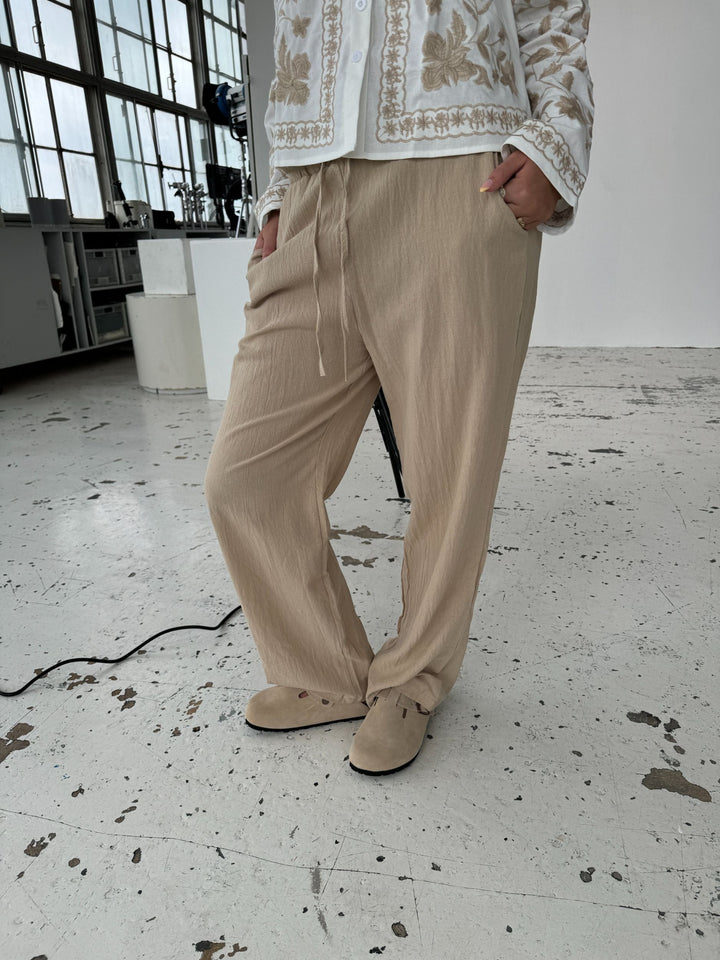 Stilla | Beige Hørbukser med Elegant Fald