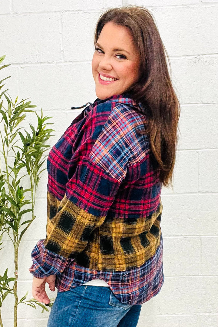 Stilla | Sweatjakke med hætte i rød-gul ternet flannel, klar til ferie, med indskåret udskæring