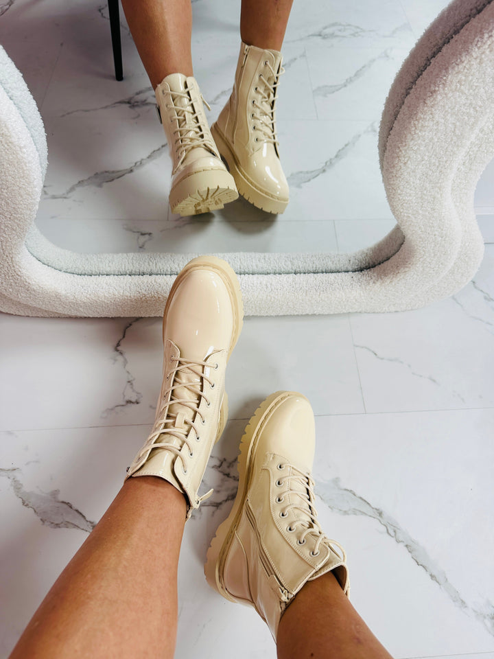 Stilla | Beige Skinnende Støvler