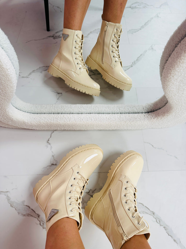 Stilla | Beige Skinnende Støvler