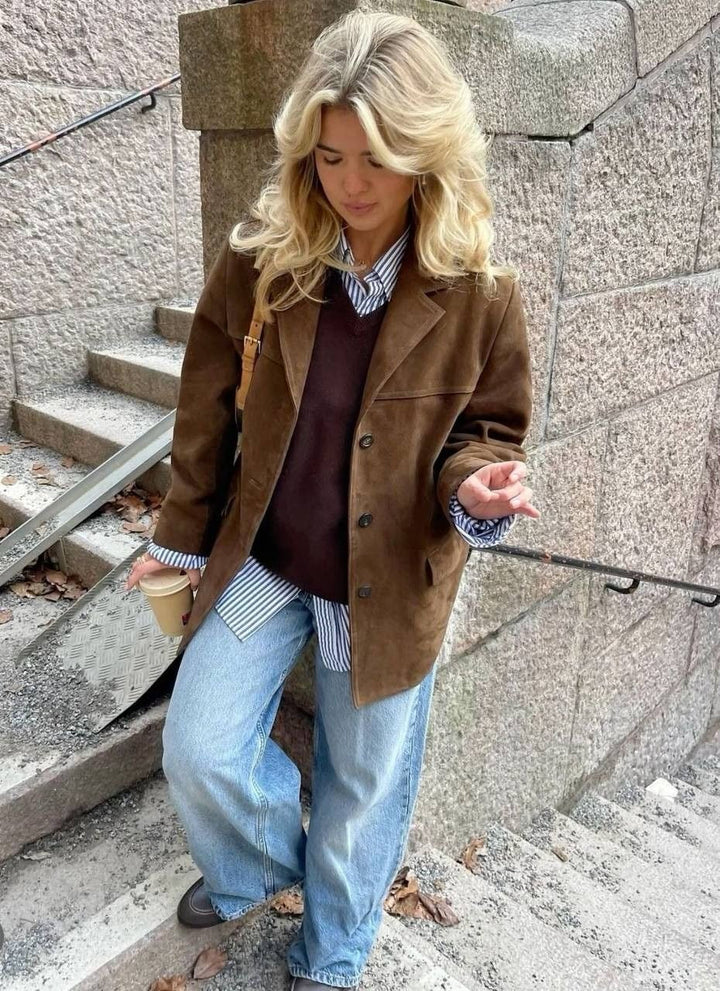 Stilla | Elegant Vest Med Suedes detaljer