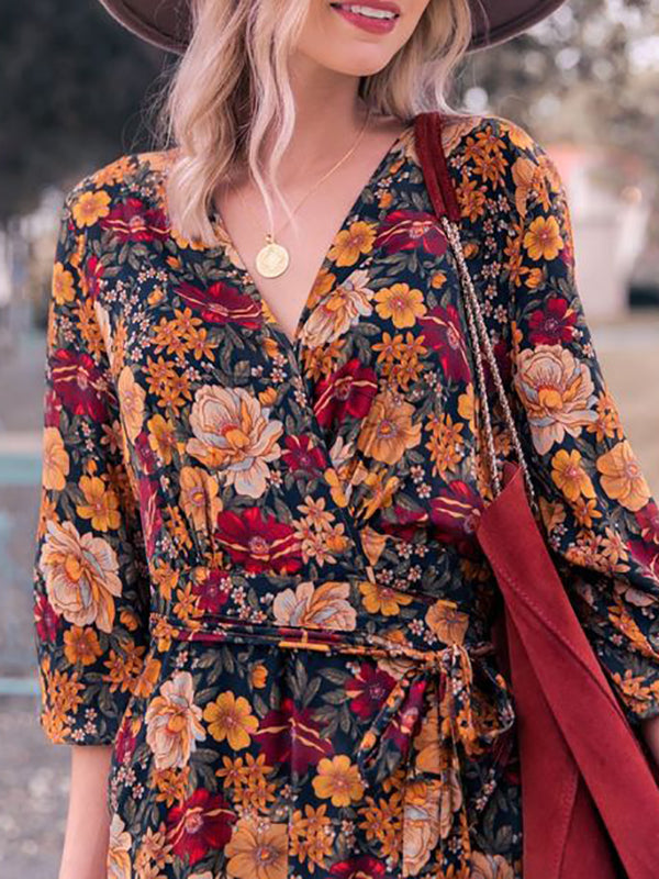 Stilla | Gravidkjole med blomstret print flæser og bælte kort foran lang bagpå