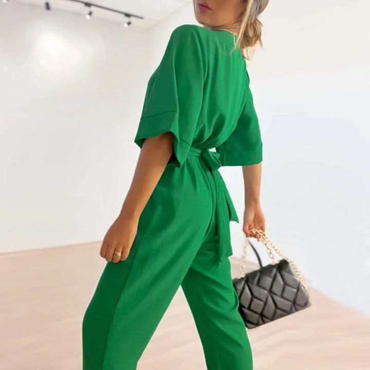 Stilla | Enkel Jumpsuit Med V-Udskæring Og Korte Ærmer