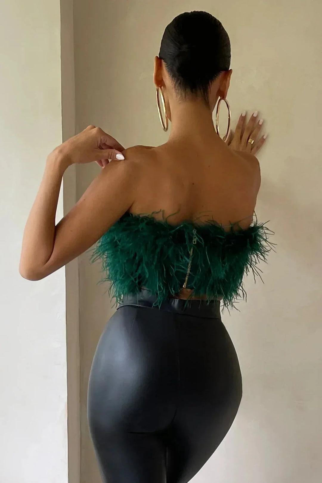 Stilla | Stilfuld fjercrop top er en toptrend i år