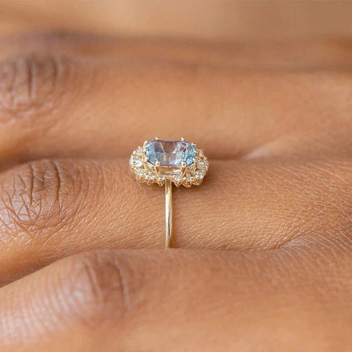 Stilla | Cushion Cut Safir Ring omgivet af diamanter