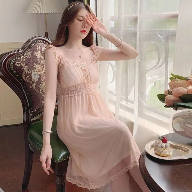 Stilla | Nattkjole i blomster-lace sommer