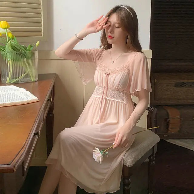 Stilla | Nattkjole i blomster-lace sommer