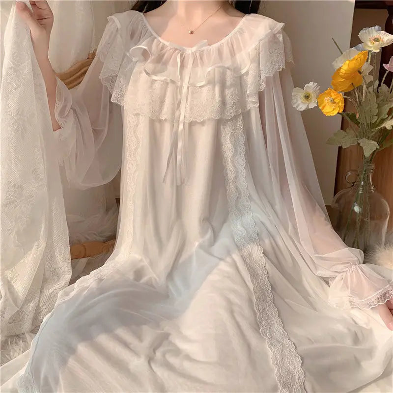 Stilla | Nattkjole i blomster-lace sommer