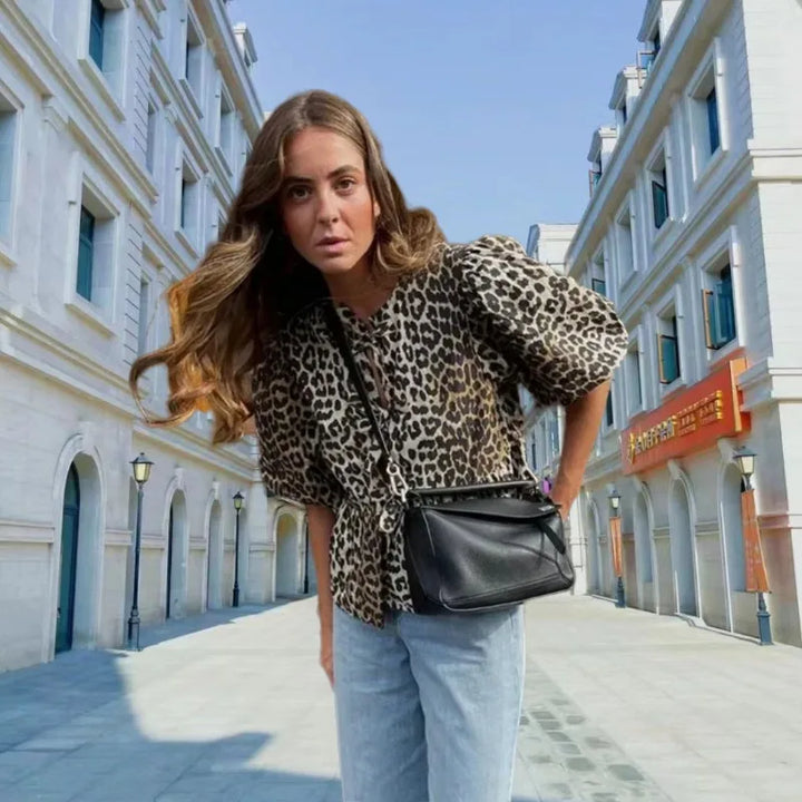 Stilla | Trendy bluse med leopardprint med pufærmer