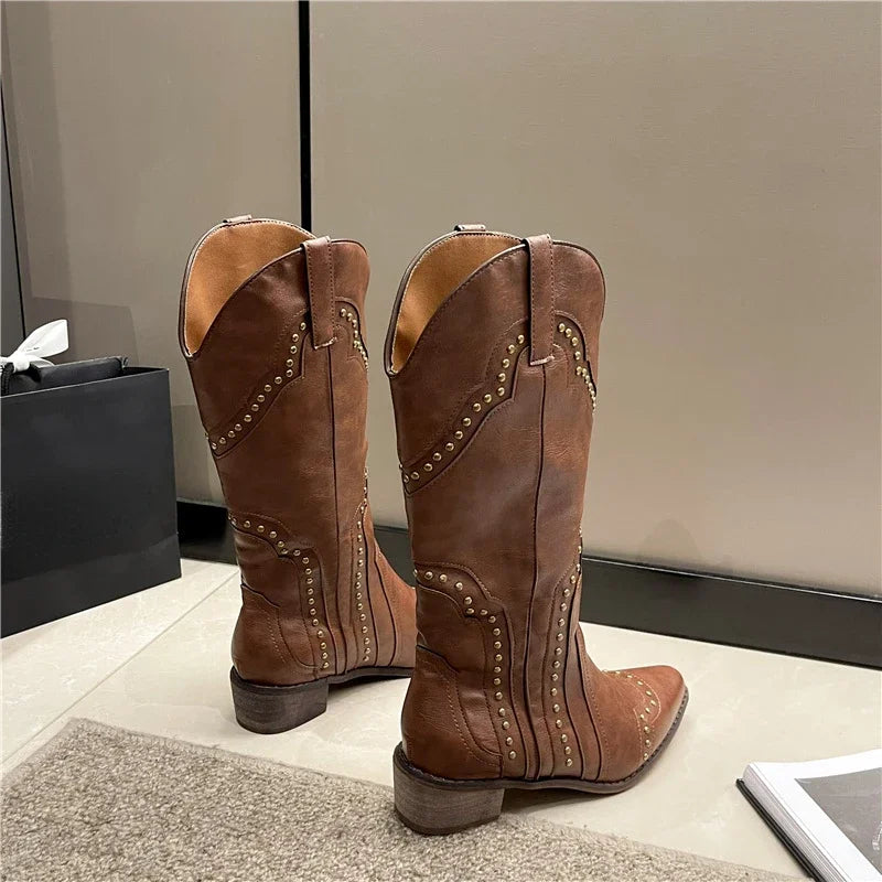 Stilla | Damenstiefel mit Nieten für einen edgy Look