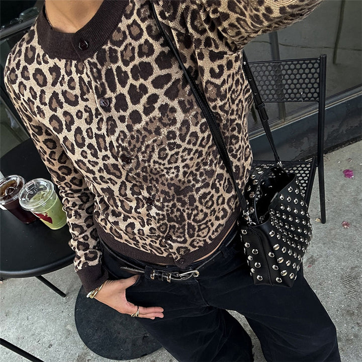 Dame strikjakke med leopardmønster og dekorative knapper Stilla