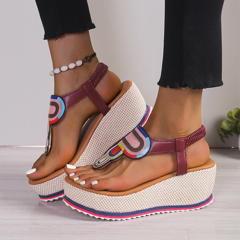 Dame Wedge-Tåsplit-sandaler med farverigt applikationsdesign og ergonomisk fodseng Stilla