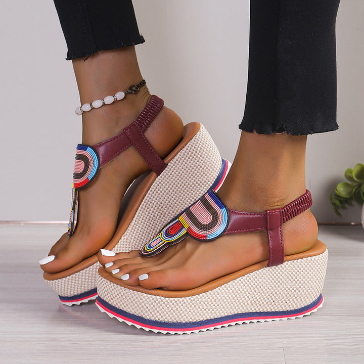 Dame Wedge-Tåsplit-sandaler med farverigt applikationsdesign og ergonomisk fodseng Stilla