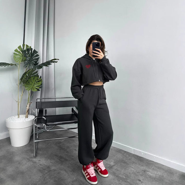 Kvinders sporty crop hoodie med løs pasform og komfortable joggers Skovae