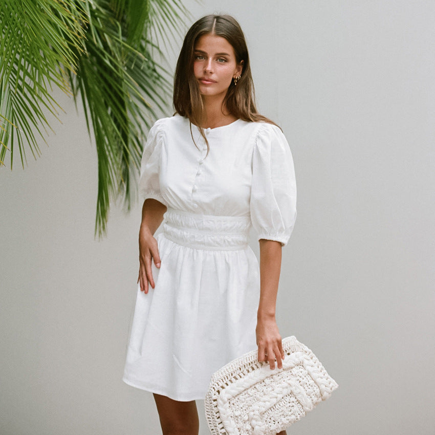 Damekjole med figursyet snit og puffærmer Stilla