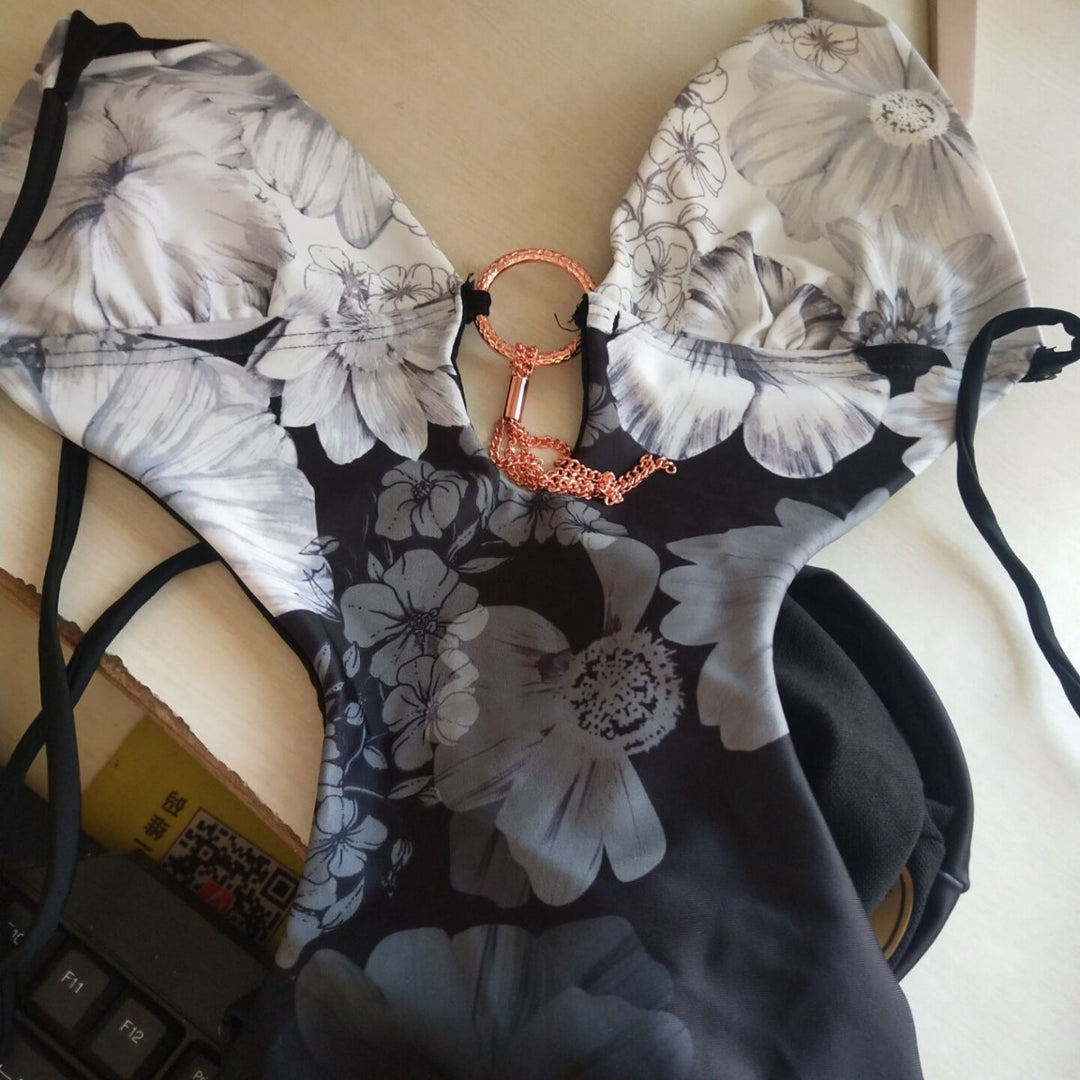 Dame éndelt badedragt med floral cut-out design og dekorativ nøglehænger Stilla