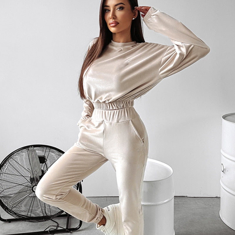 Kvinders stilfulde sportsæt med cropped top og komfortable bukser Skovae