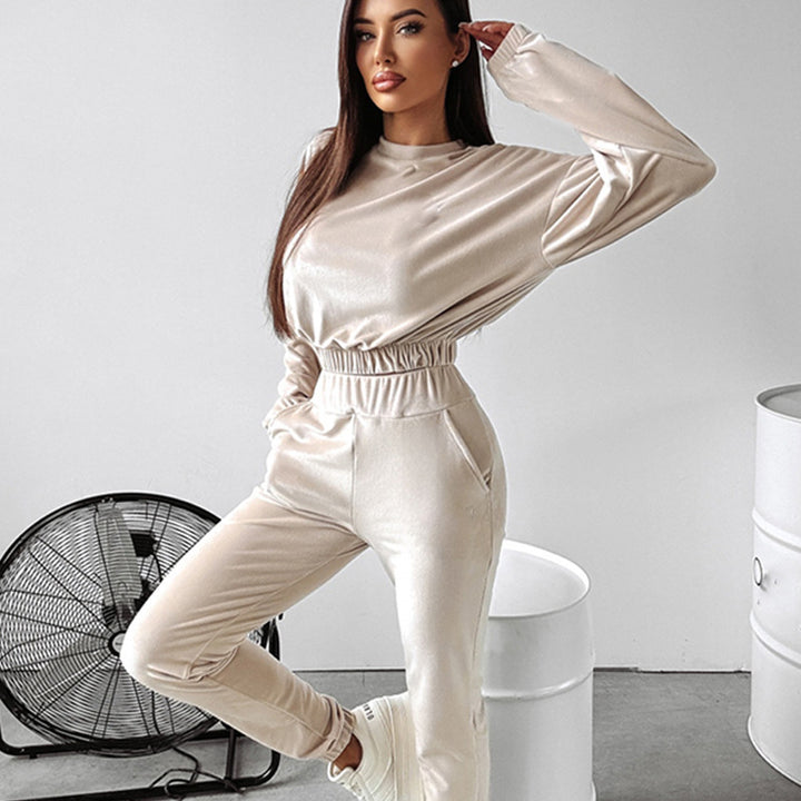 Kvinders stilfulde sportsæt med cropped top og komfortable bukser Skovae