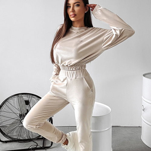 Kvinders stilfulde sportsæt med cropped top og komfortable bukser Skovae