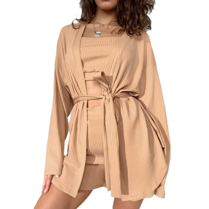 Dame loungewear-sæt med en elegant, taljerbar top og komfortable shorts Stilla