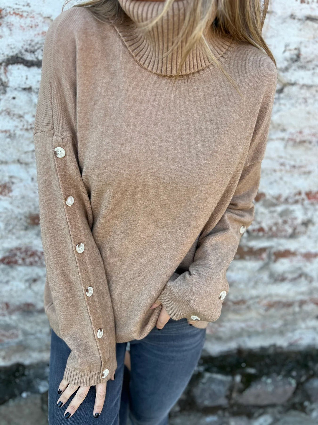 Kvinders sweater med høj hals og dekorative knapdetaljer Stilla