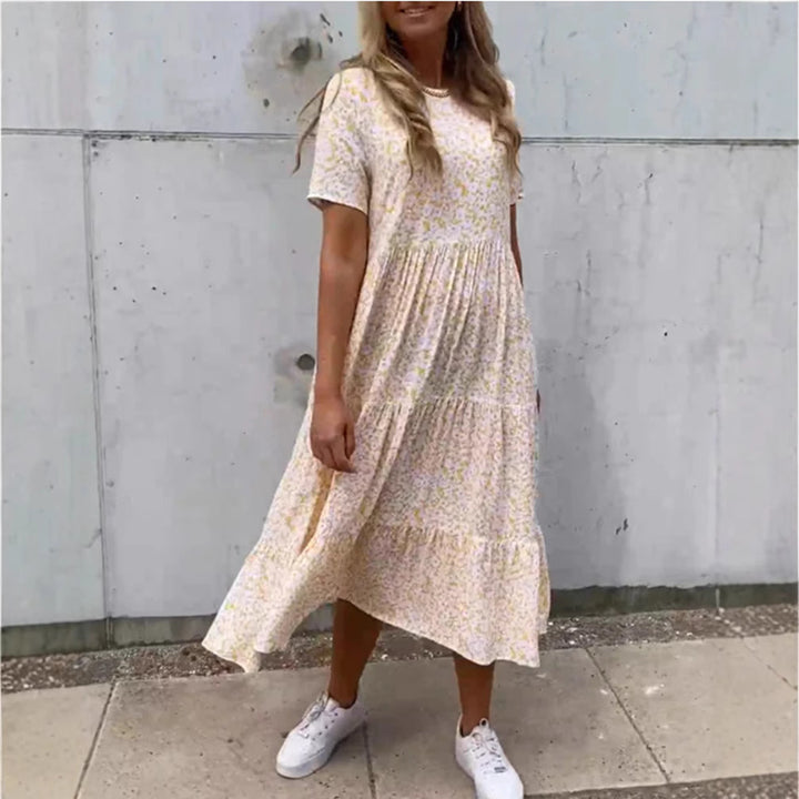 Kvinde i luftig lagdelt maxi-kjole i boho-babydoll-stil med rynket underbust og korte ærmer Skovae