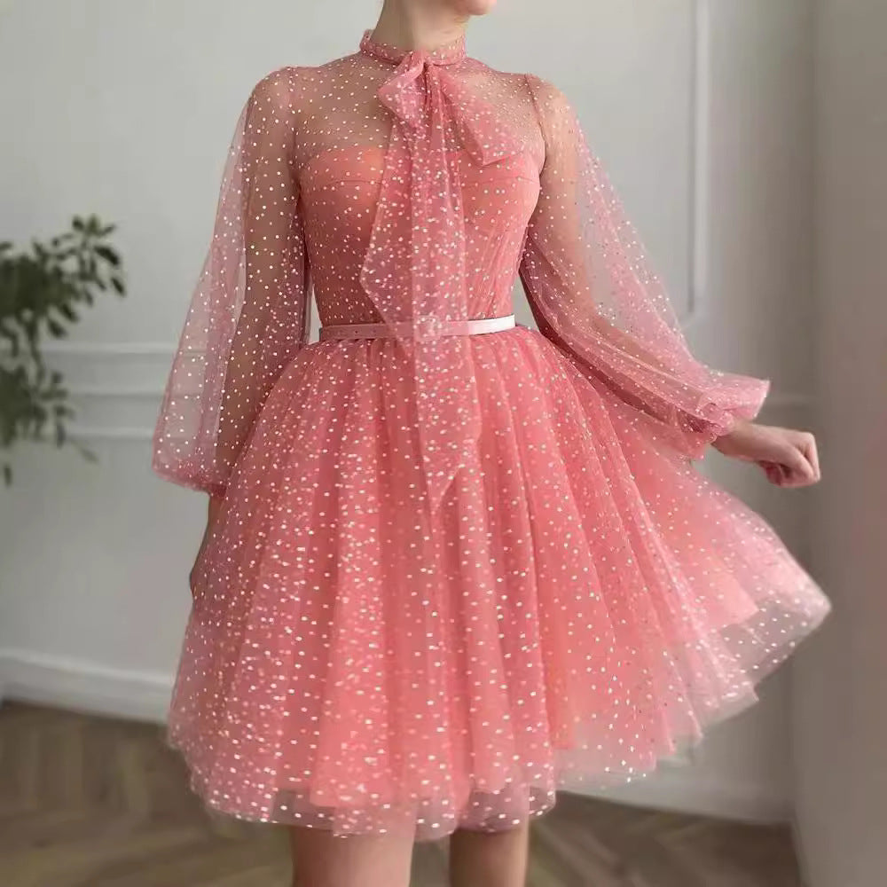 Dame kort tylkjole med glitrende prikker og feminine detaljer Stilla