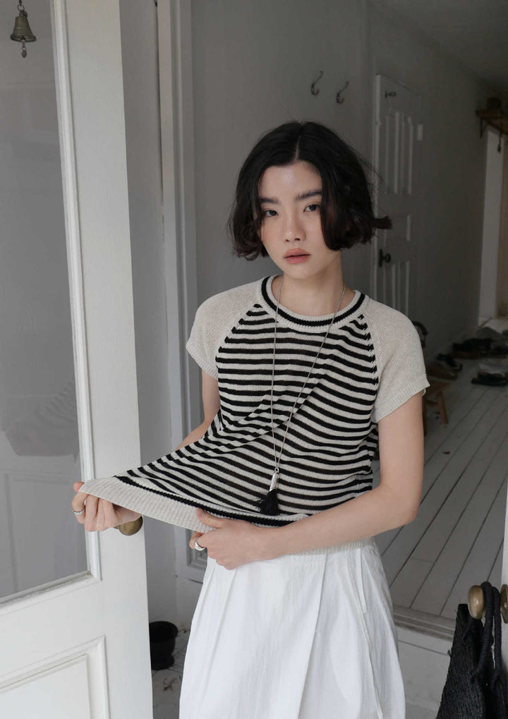 Dame casual kortærmet top med fashion farvekombination og fine detaljer Stilla