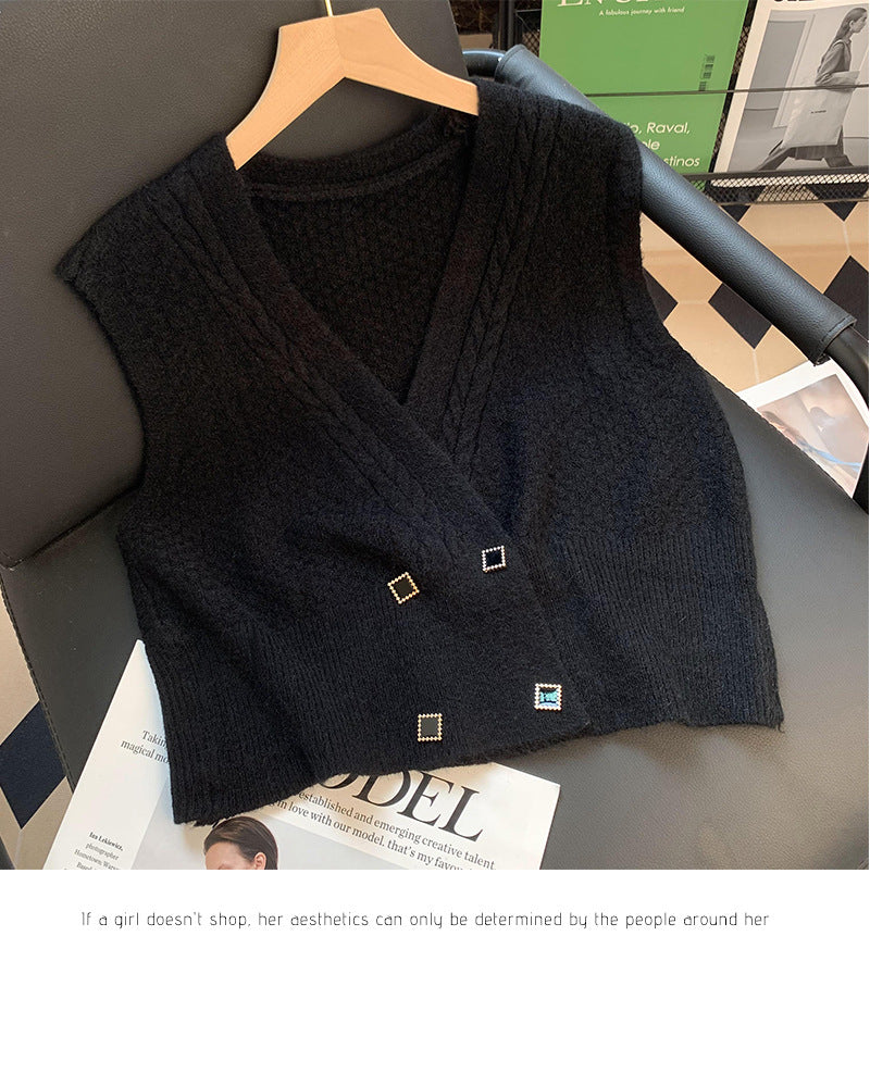 Dame strikket vest med moderne kabelmønster og elegante knapdetaljer Stilla