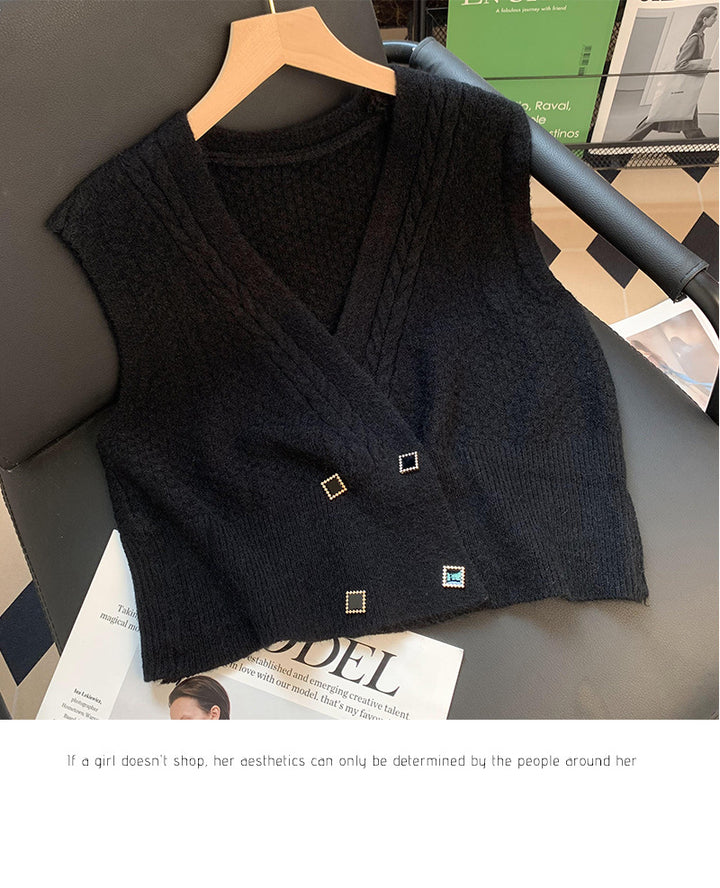 Dame strikket vest med moderne kabelmønster og elegante knapdetaljer Stilla
