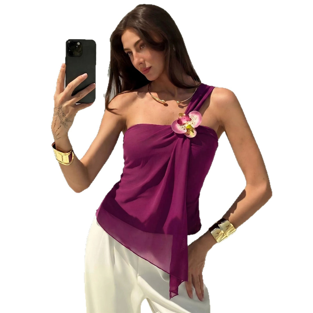 Dame nan asymmetrisk én skulder chiffon top med drapering og dekorativ brosche Skovae
