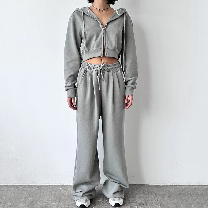 Kvinders cropped hoodie og løse joggingbukser i minimalistisk design