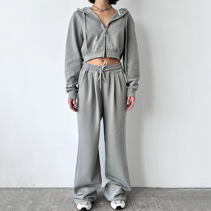 Kvinders cropped hoodie og løse joggingbukser i minimalistisk design