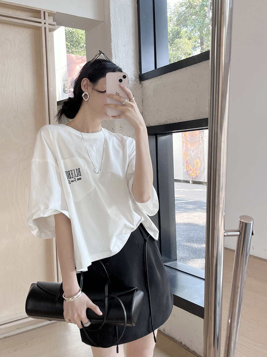 Dame elegant kort nederdel lavet af glat satin med høj talje og minimalistisk silhuet Stilla