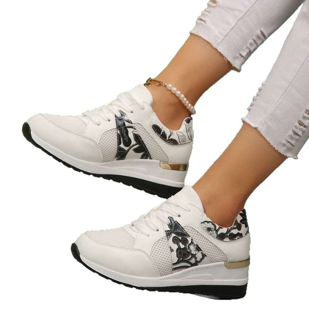 Dame Sneakers med luftig mesh-overflade og elegante florale accenter Stilla