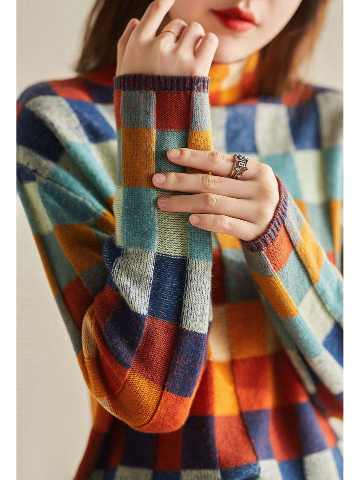 Kvindernes farverige ternede sweater med høj krave og blødt strik Stilla