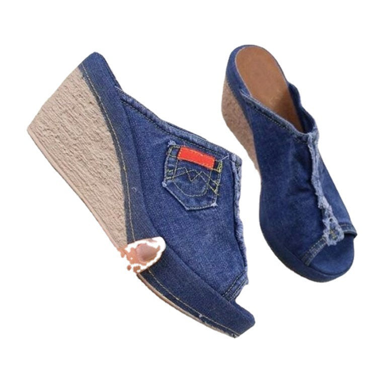 Dame nan Jeans-Pantolette med åben tåparti, frynset kant og bastkilehæl Skovae