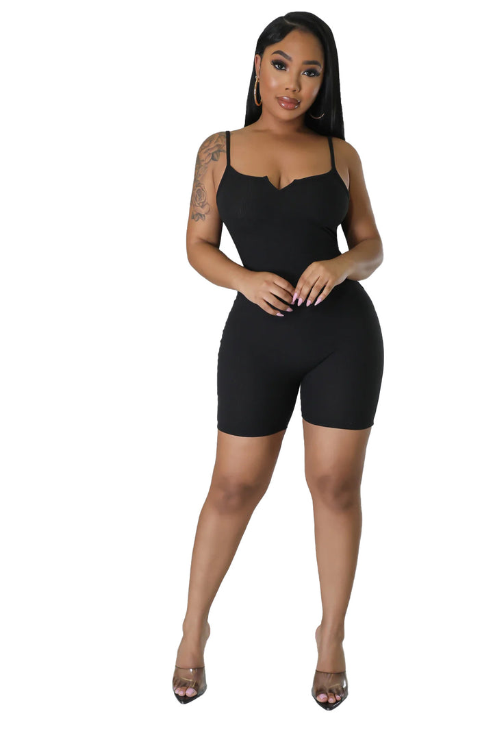 Dame figurtilpasset, kombineret jumpsuit med V-udskæring og let ribbet materiale Stilla