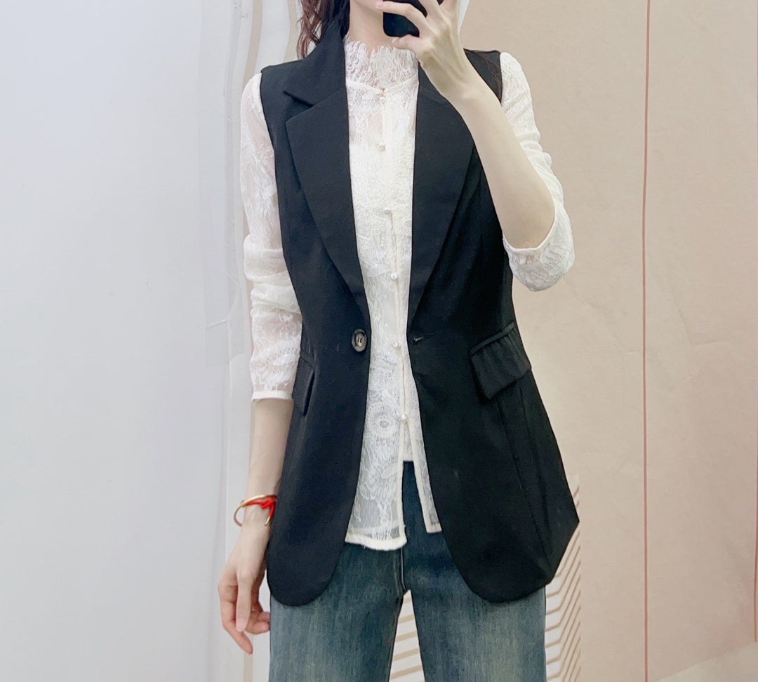 Damevest i elegant blazer-stil med praktiske lommer og særpræget snit Stilla