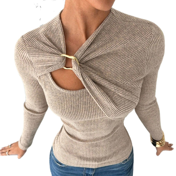 Dame nan figursyet Ribbstrikpullover med asymmetrisk drejningsknude og dekorativ metalring Skovae