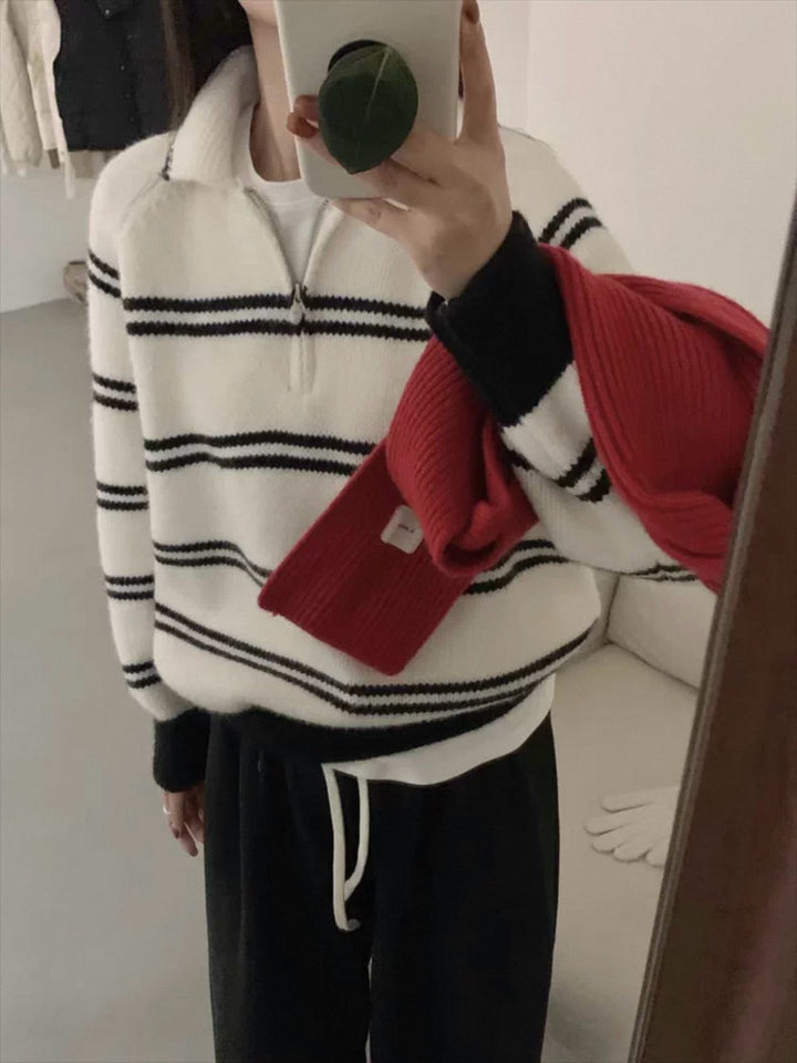 Kvinderens mønstrede pullover med stående krave og kontrastdetaljer Stilla