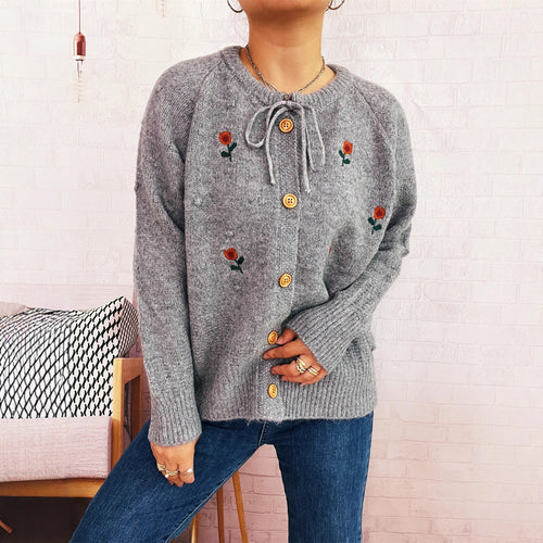 Dame cardigan med legende blomster broderi og knaplukning Stilla
