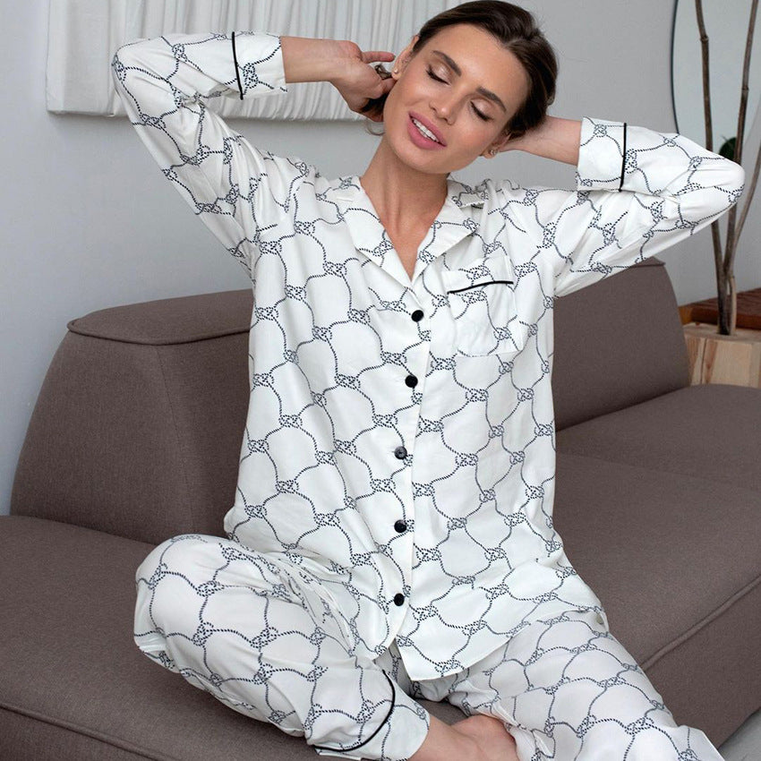 Dame høj kvalitets satin-pyjamas med knaplukning og elegant mønster Stilla