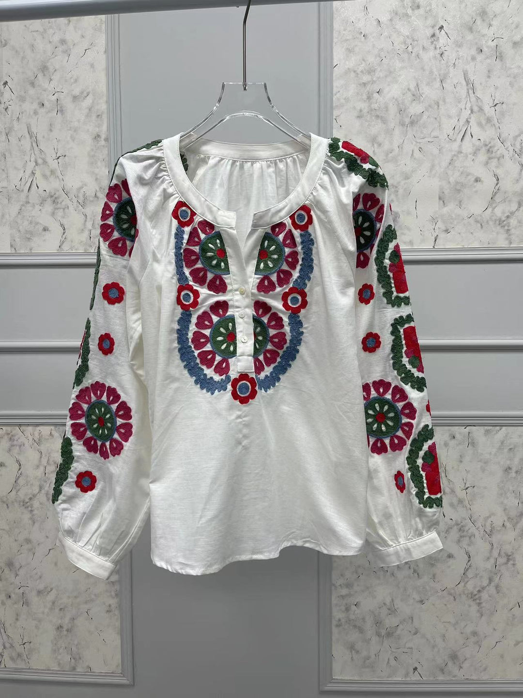 Dame broderet bluse med kreative blomsterapplikationer og fine knapdetaljer Stilla