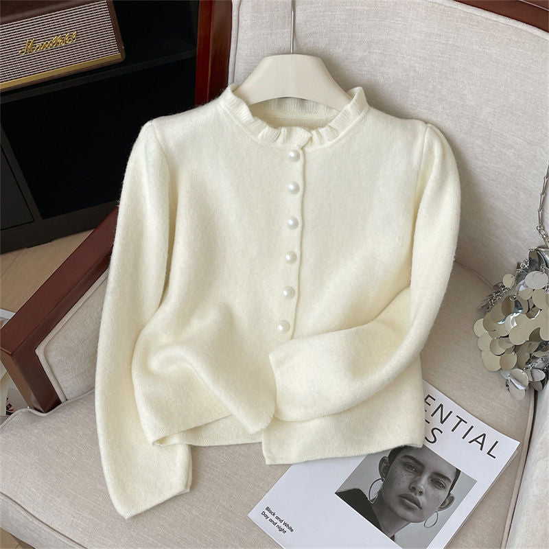 Damer elegant cardigan med feminine flæser og perleknapper Stilla