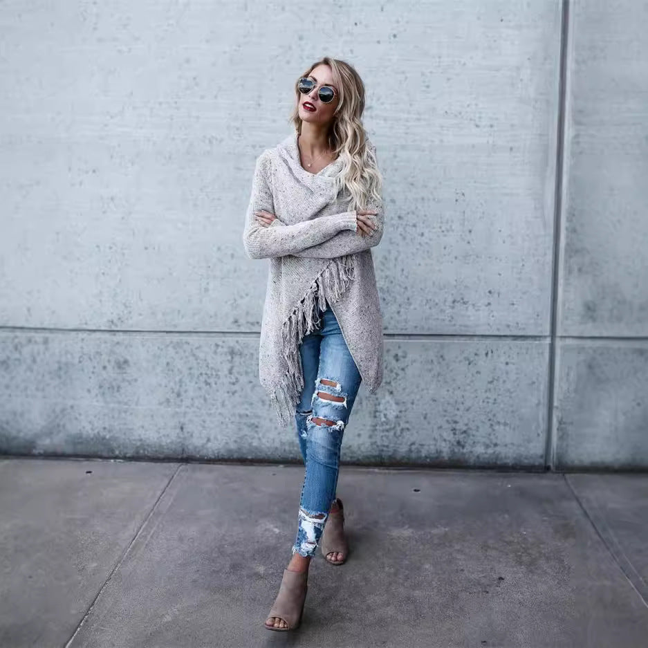 Dame strikponcho med frynset detaljer og asymmetrisk snit Stilla
