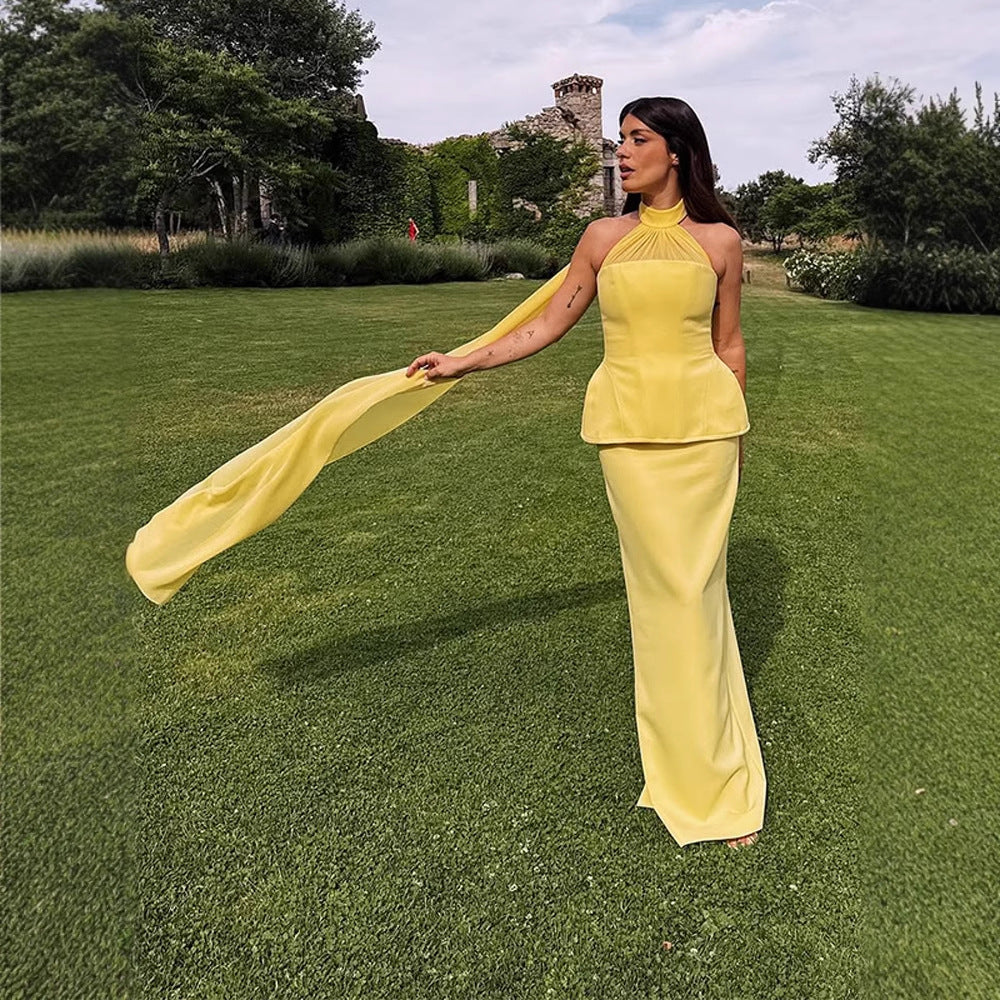 Dameviklekjole med elegant halterneck og flydende skirt Stilla